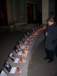 Hiripi Zsuzsa az elhunyt művészek emlékére<br>
szervezett gyertyagyújtásunkon.