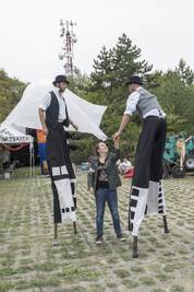 Hombres gólyalábakon Hombres gólyalábakon