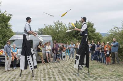 Hombres gólyalábakon Hombres gólyalábakon