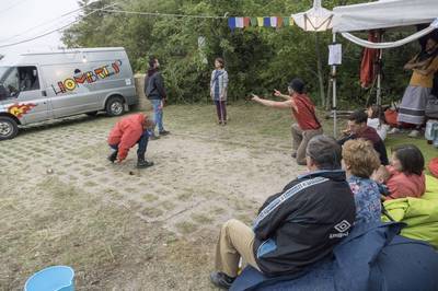 Hombres gólyalábakon Hombres gólyalábakon