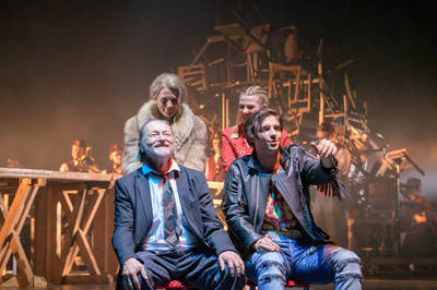 Az öreg hölgy látogatása Az öreg hölgy látogatása