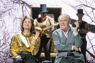 Az öreg hölgy látogatása Az öreg hölgy látogatása