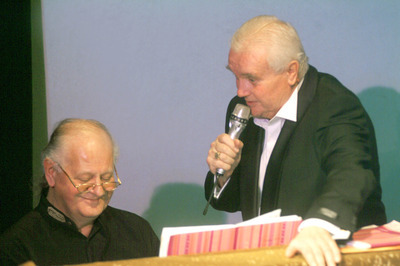 Fizetek, főúr! Fizetek, főúr!