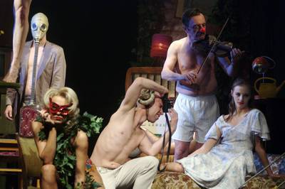 Lány, kertben Lány, kertben